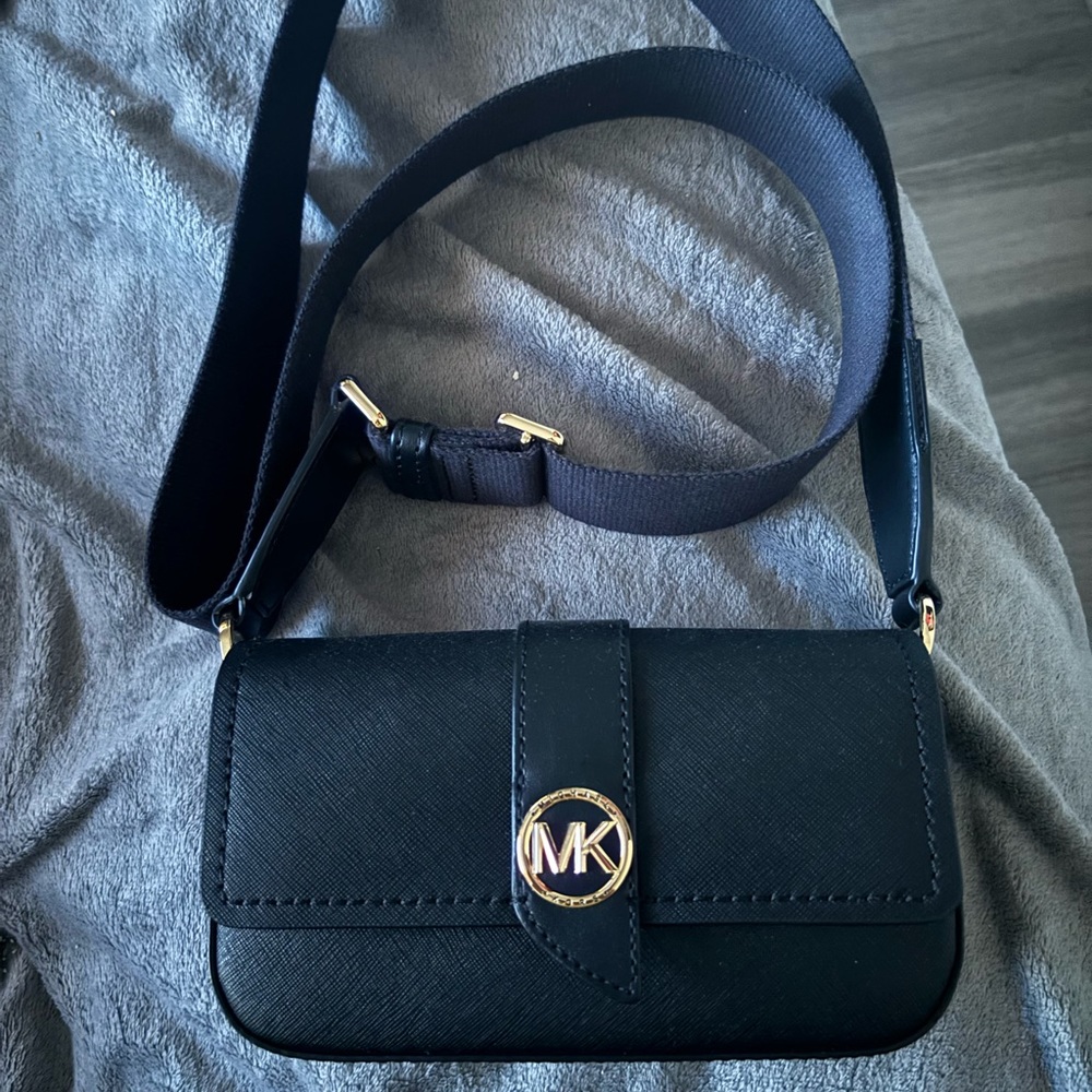 Small Authentic Mk cross body purse black brand new only used once